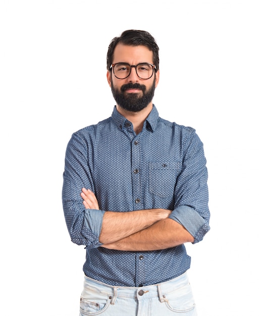 Foto hombre joven inconformista con los brazos cruzados