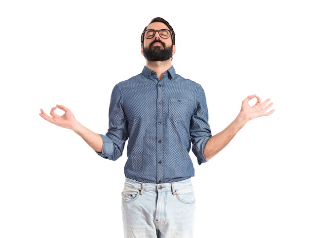 Hombre joven inconformista en posición de zen