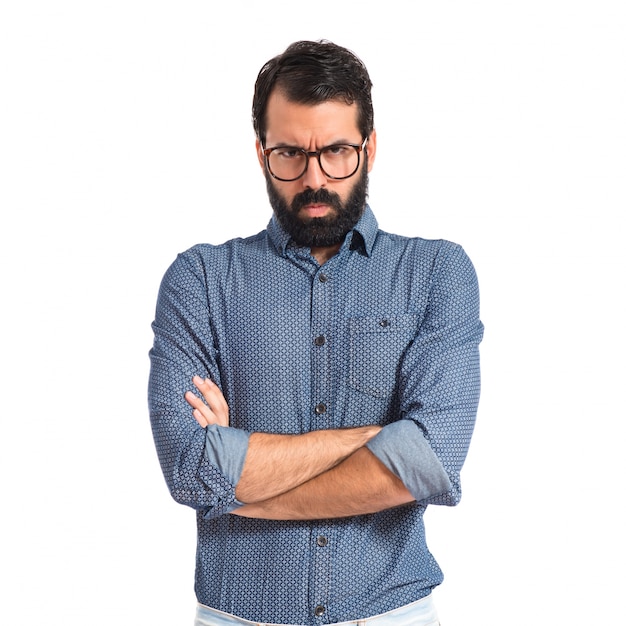 Hombre joven inconformista sobre fondo blanco aislado