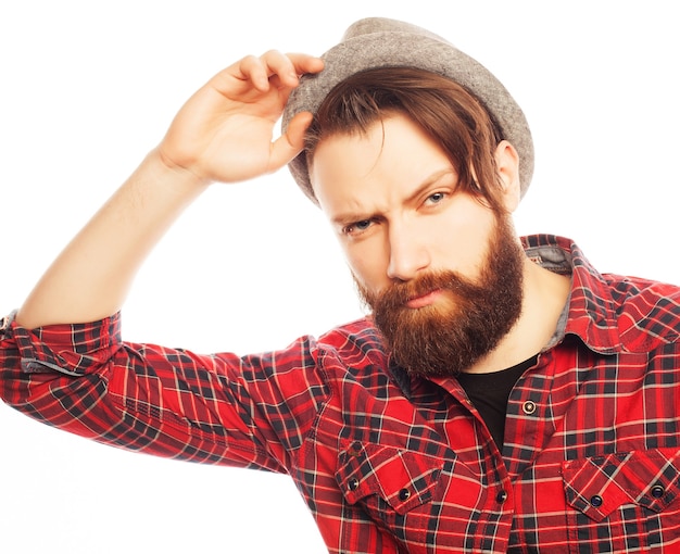 Hombre joven inconformista con sombrero. Foto de estudio sobre fondo blanco.