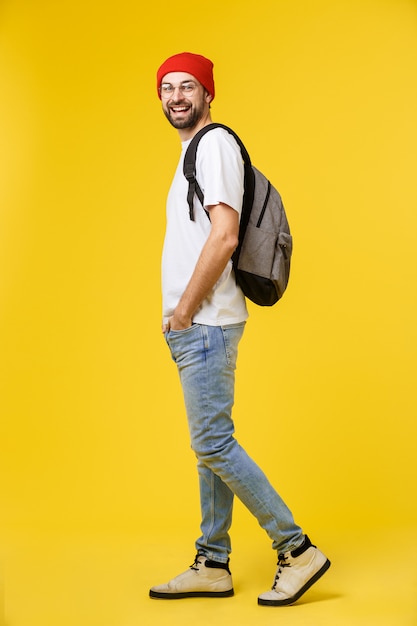 hombre joven inconformista con sombrero, tirantes, aislar.