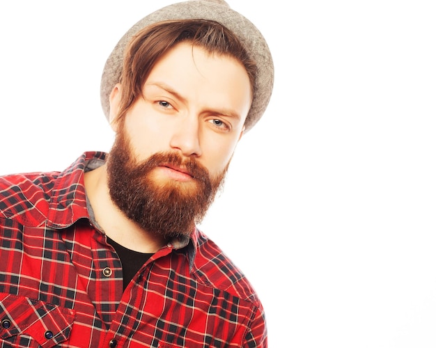 Foto hombre joven inconformista con sombrero