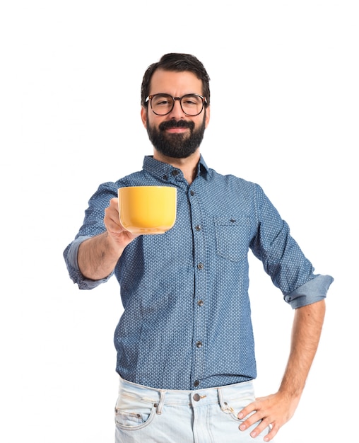 Hombre joven inconformista sosteniendo una taza de café