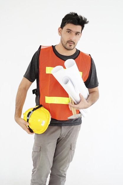 Hombre joven de la ingeniería árabe con la ropa reflexiva y la presentación del chaleco del casco y de la cal.