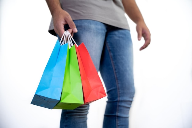 Hombre joven irreconocible con algunas bolsas de colores concepto de compras viernes negro ventas navidad