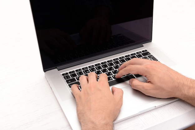 Hombre joven con laptop de cerca