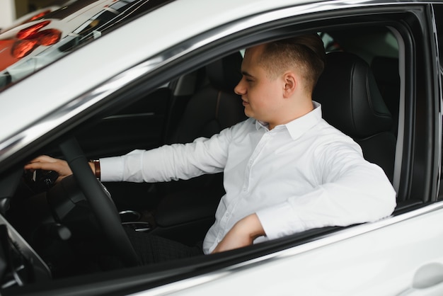 Foto hombre joven con las llaves en el coche