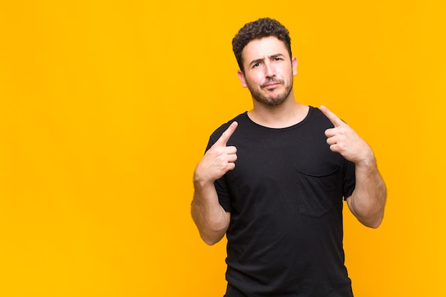 Hombre joven con mala actitud que parece orgulloso y agresivo