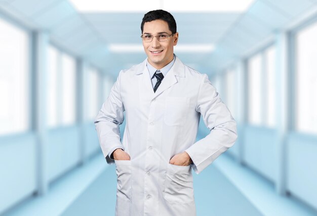 Hombre joven médico en clínica