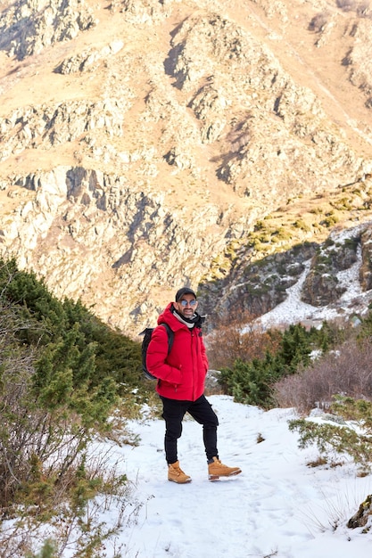 Hombre joven con mochila ver vista en la cima montaña libertad felicidad viajes y vacaciones concepto outd ...