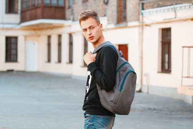 Hombre joven con una mochila viajando por la ciudad