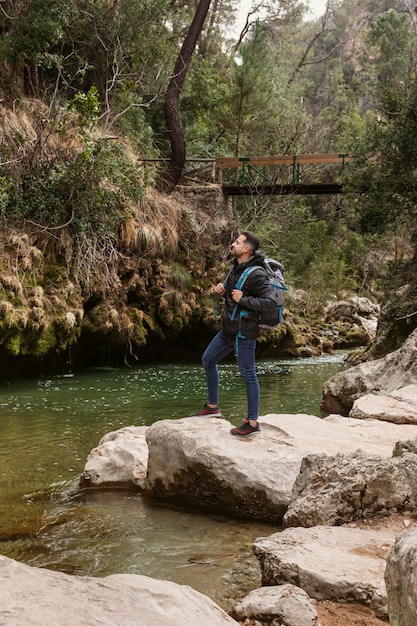 Hombre joven en la naturaleza en el río