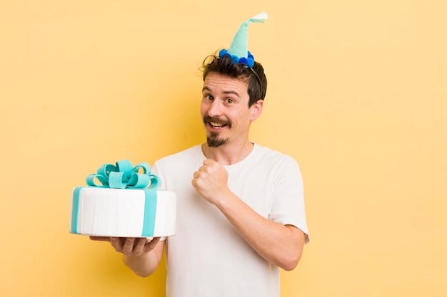 Hombre joven con un pastel de cumpleaños