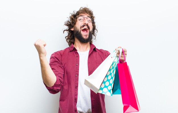 Hombre joven con el pelo loco en movimiento shoppimg