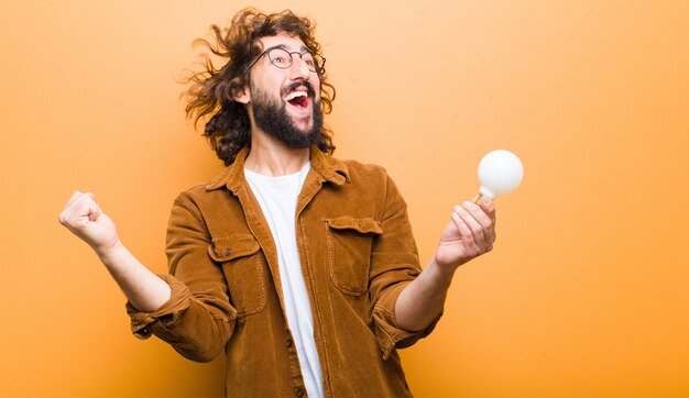 Hombre joven con el pelo loco en movimiento tener una idea