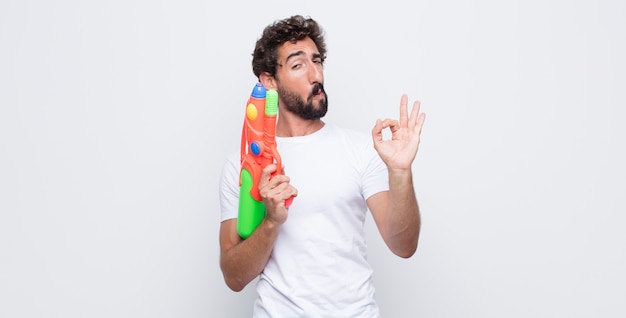 Hombre joven con una pistola de agua