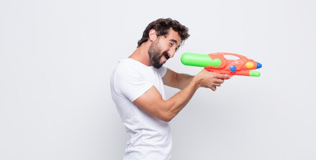 Hombre joven con una pistola de agua