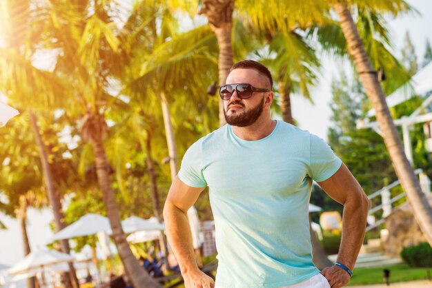 Hombre joven en una playa tropical.