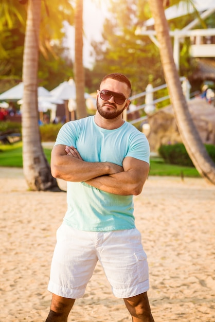 Hombre joven en una playa tropical.