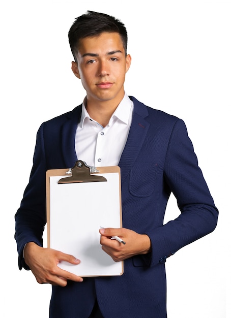 Hombre joven con portapapeles en blanco