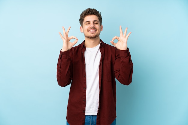 Hombre joven en pose zen