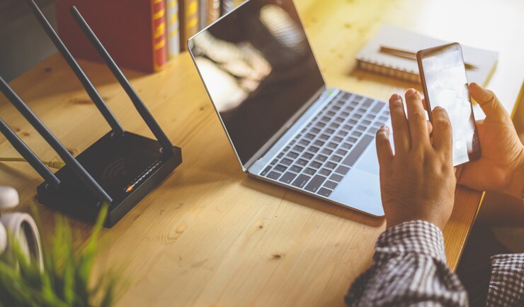 Foto hombre joven que conecta el router wifi en el teléfono inteligente para internet y las redes sociales