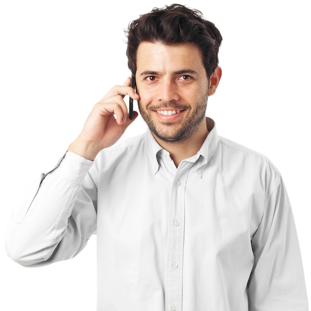 Hombre joven que escucha en un teléfono en un fondo blanco