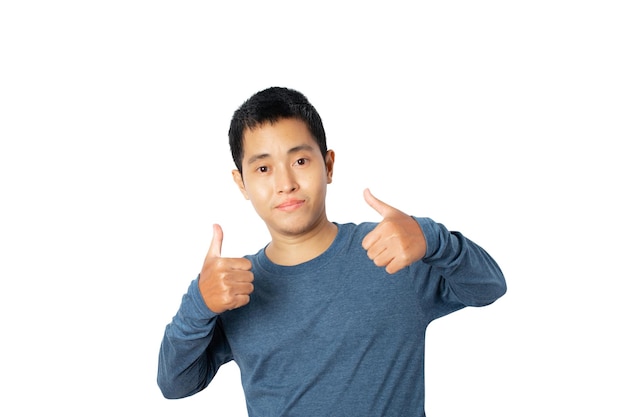 Hombre joven que muestra la aprobación haciendo un gesto positivo con la mano para el éxito. gesto ganador. aislado sobre fondo blanco.