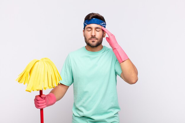 Hombre joven que parece concentrado, pensativo e inspirado