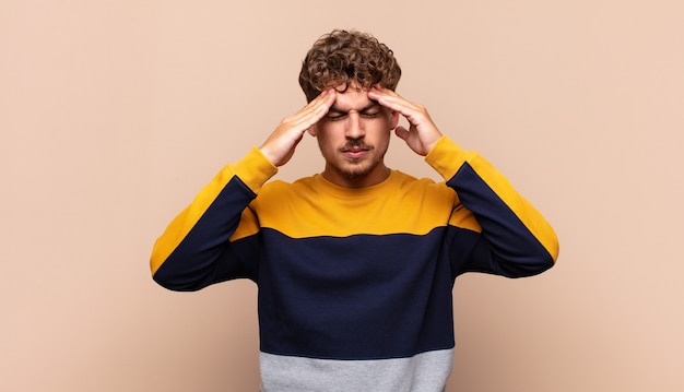 Hombre joven que parece concentrado, reflexivo e inspirado, intercambiando ideas aislado