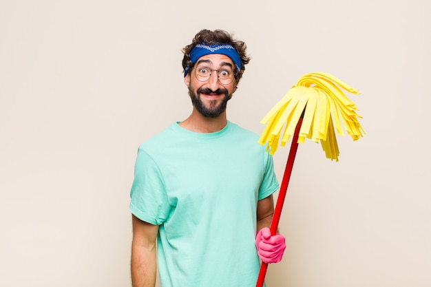 Hombre joven que parece feliz y gratamente sorprendido, emocionado con una expresión fascinada y conmocionada.