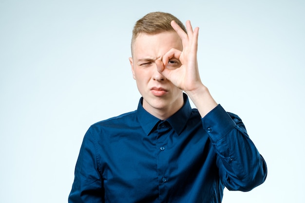 Hombre joven que parece lejos aislado en blanco