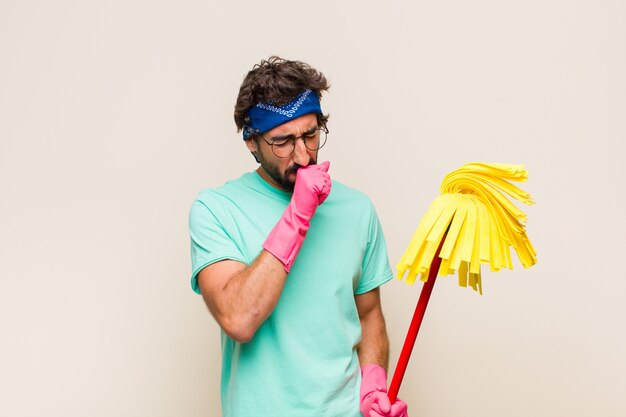 Foto hombre joven que se siente enfermo con dolor de garganta y síntomas de gripe, tos con la boca cubierta