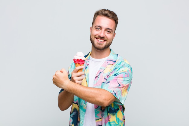 Hombre joven que se siente feliz, positivo y exitoso, motivado cuando enfrenta un desafío o celebra buenos resultados.