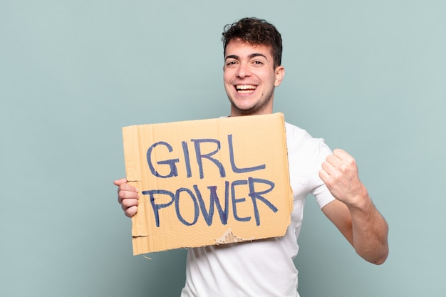 Hombre joven que se siente feliz, positivo y exitoso, motivado cuando enfrenta un desafío o celebra buenos resultados.