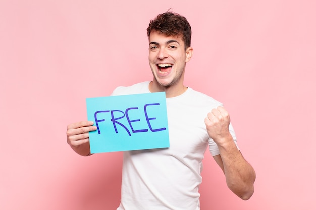 Hombre joven que se siente feliz, positivo y exitoso, motivado cuando enfrenta un desafío o celebra buenos resultados.