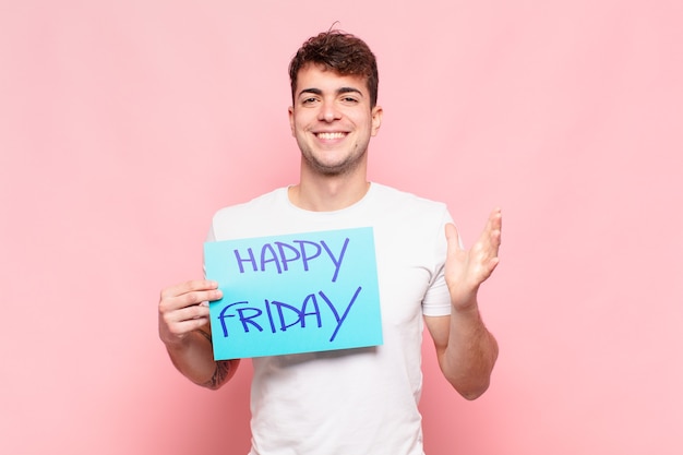 Hombre joven que se siente feliz, sorprendido y alegre, sonriendo con actitud positiva, dándose cuenta de una solución o idea