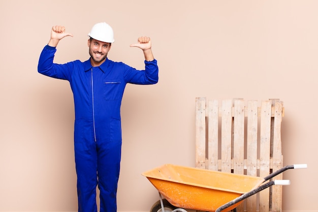 Hombre joven que se siente orgulloso, arrogante y seguro, que parece satisfecho y exitoso aislado