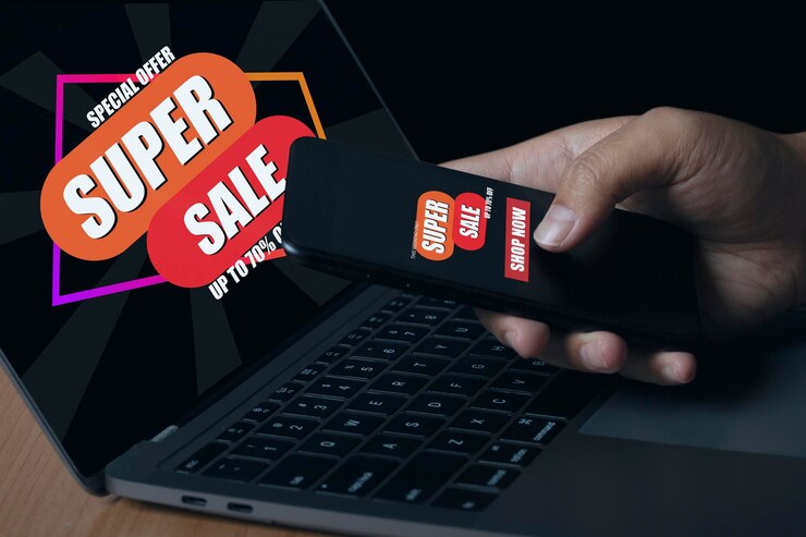 Foto hombre joven que usa un teléfono inteligente y una computadora portátil para comprar en línea con promoción de banner de descuento de súper venta de pantalla