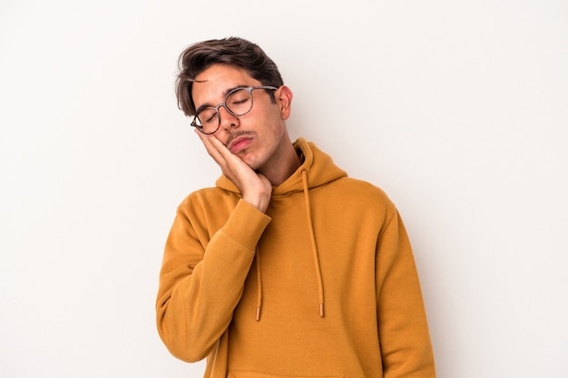 Hombre joven de raza mixta aislado sobre fondo blanco que está aburrido, fatigado y necesita un día de relax.