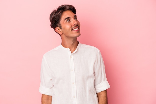 Hombre joven de raza mixta aislado sobre fondo blanco relajado y feliz riendo, cuello estirado mostrando los dientes.