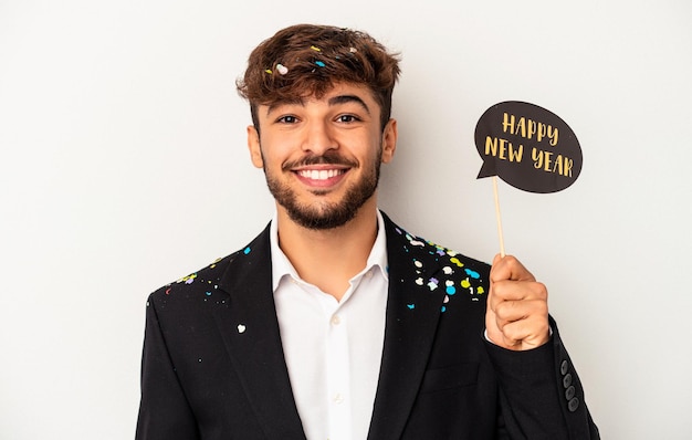 Hombre joven de raza mixta sosteniendo apoyos de año nuevo aislado sobre fondo blanco.