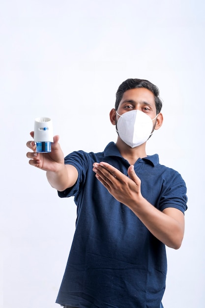 Hombre joven con repelente de mosquitos en la mano.