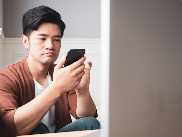 Hombre joven con ropa casual y con smartphone