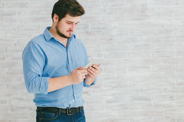 Hombre joven con smartphone en estudio