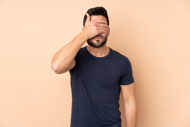 Hombre joven sobre aislado