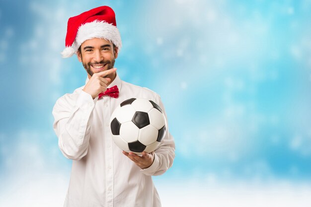 Hombre joven con un sombrero de santa claus en el día de Navidad