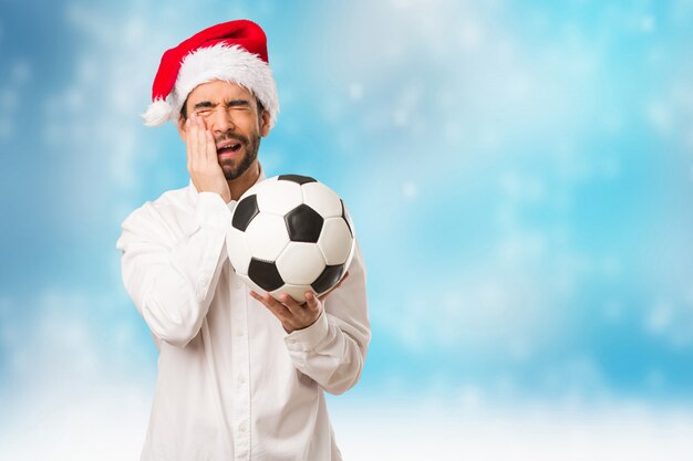 Hombre joven con un sombrero de santa claus en el día de Navidad