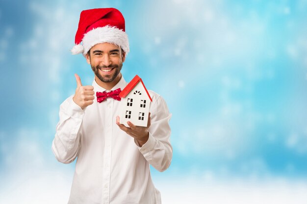 Hombre joven con un sombrero de santa claus en el día de Navidad