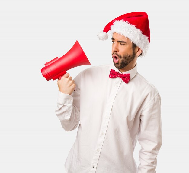 Hombre joven con un sombrero de santa claus en el día de Navidad